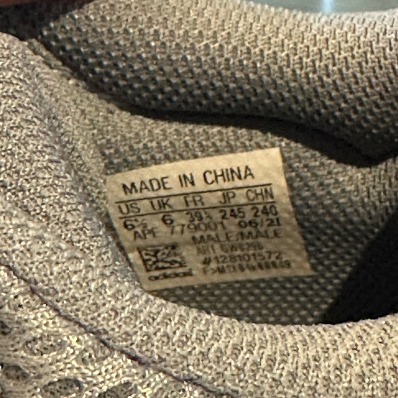 Adidas Yeezy Boost 700 - Picture 10 of 11